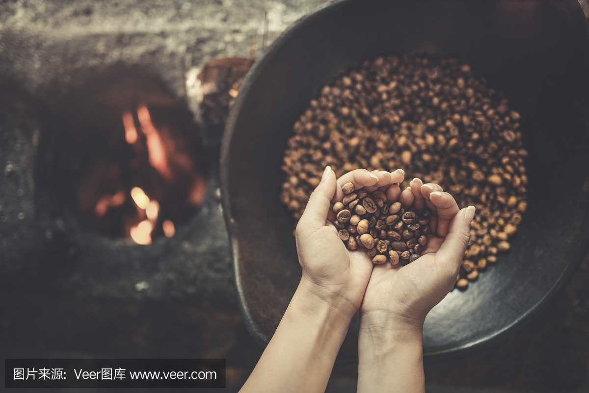 用火烤生咖啡豆的传统方法